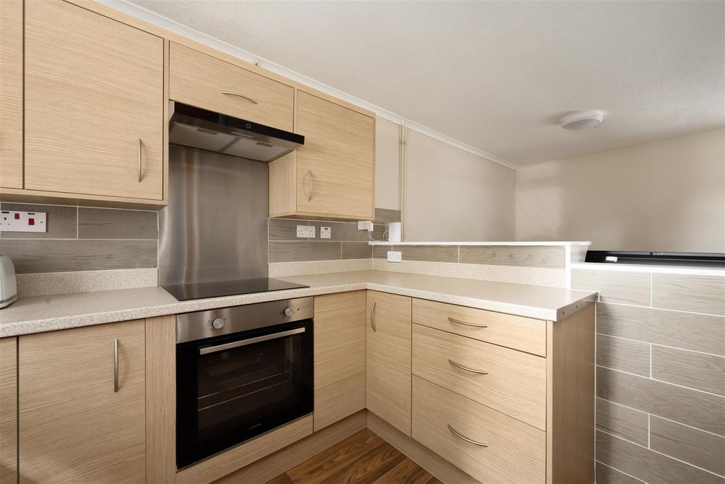 Property photo 2 of 16 Ulcombe Gardens, Canterbury