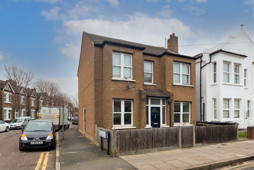 Property photo 1 of 13 25 Robinson Road, Tooting, London Sw17 9DL