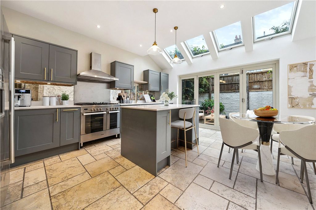 Property photo 2 of 11 Kitchen