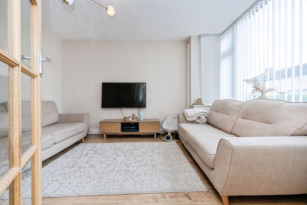 Property photo 3 of 17 Lounge