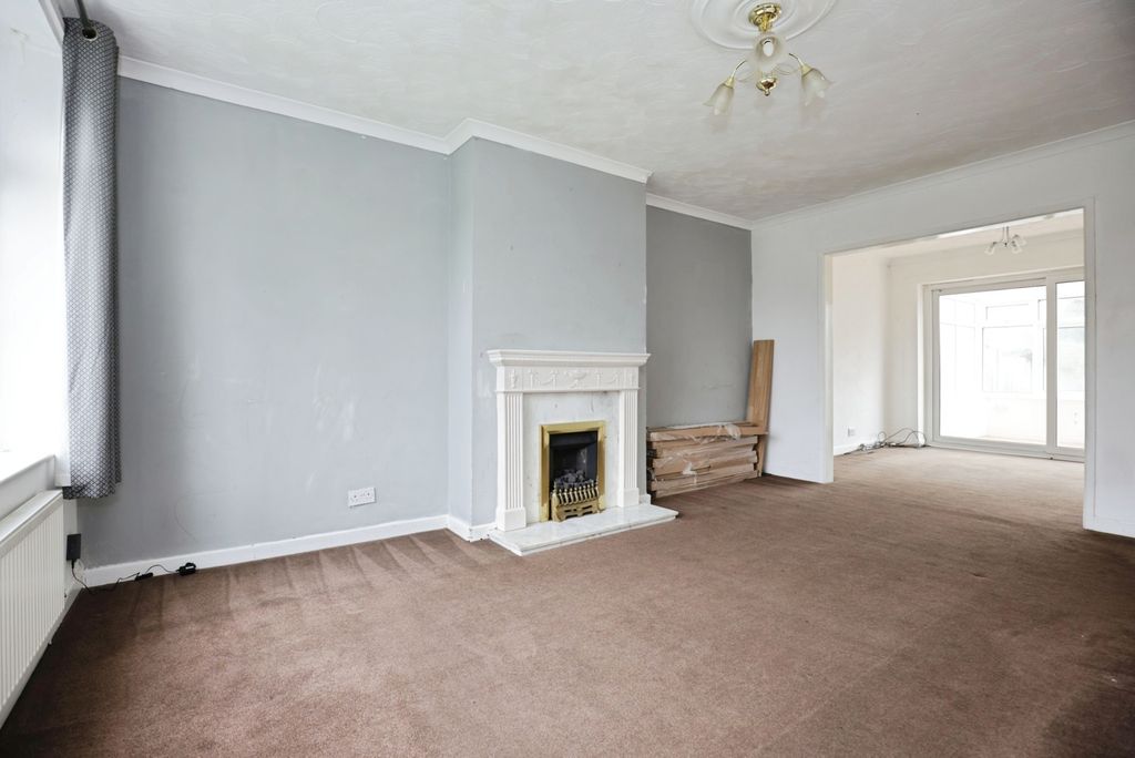 Property photo 3 of 14 Lounge