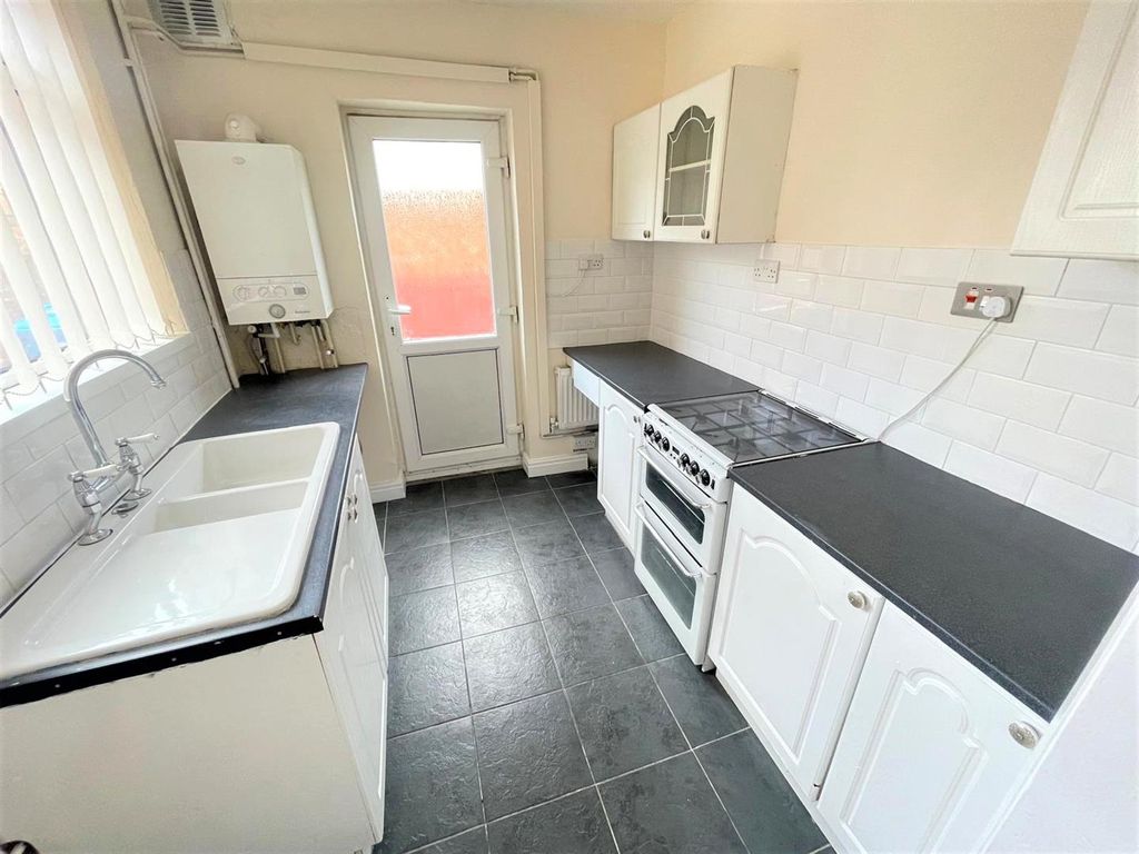 Property photo 3 of 11 Kitchen