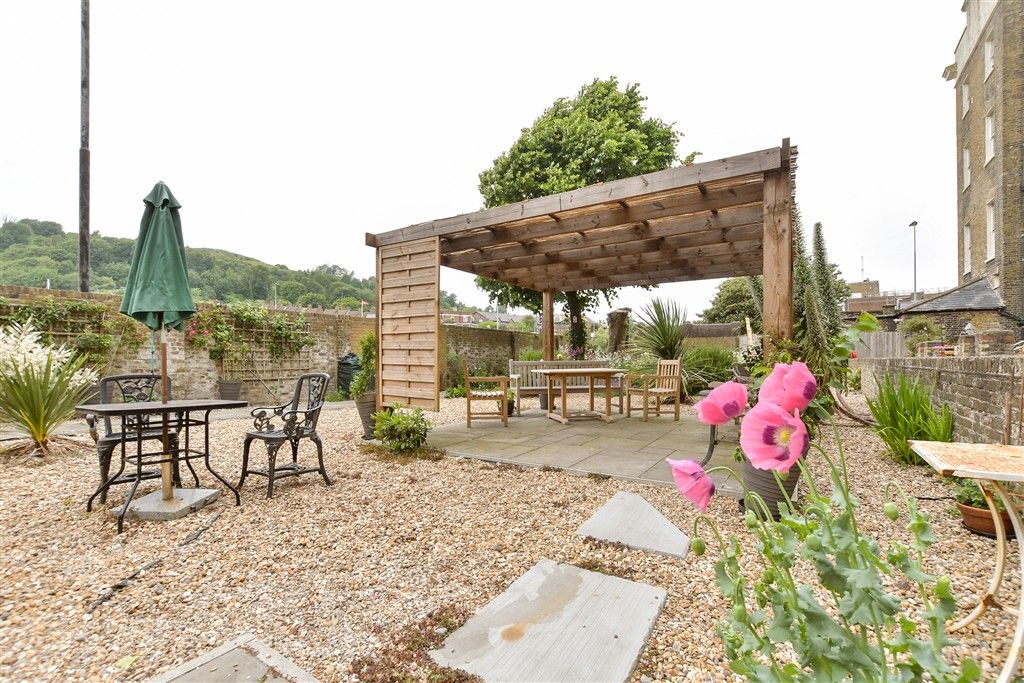 Property photo 2 of 13 Communal Gardens