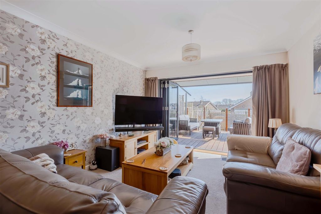 Property photo 2 of 24 Tyne Close_1.Jpg