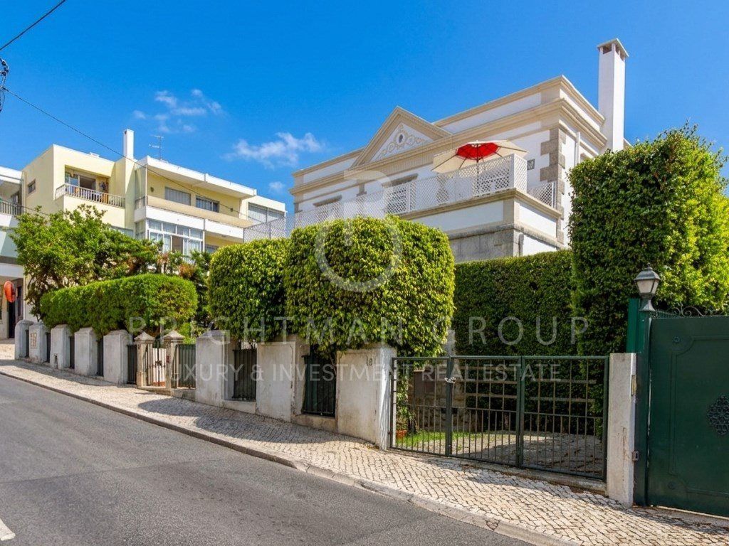 Property photo 1 of 40 4 Bedroom Duplex With Private Patio And Garage In Estoril