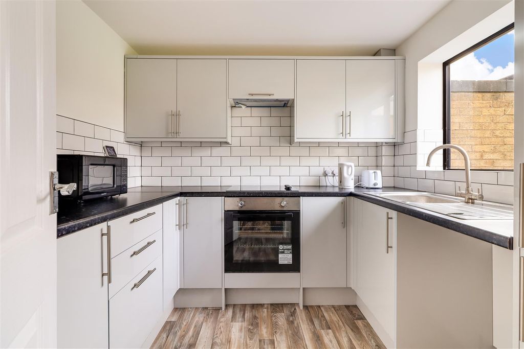 Property photo 3 of 20 Kitchen (2)