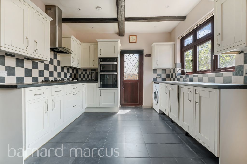 Property photo 3 of 8 Kitchen