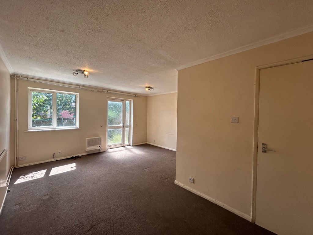 Property photo 2 of 10 Living Room