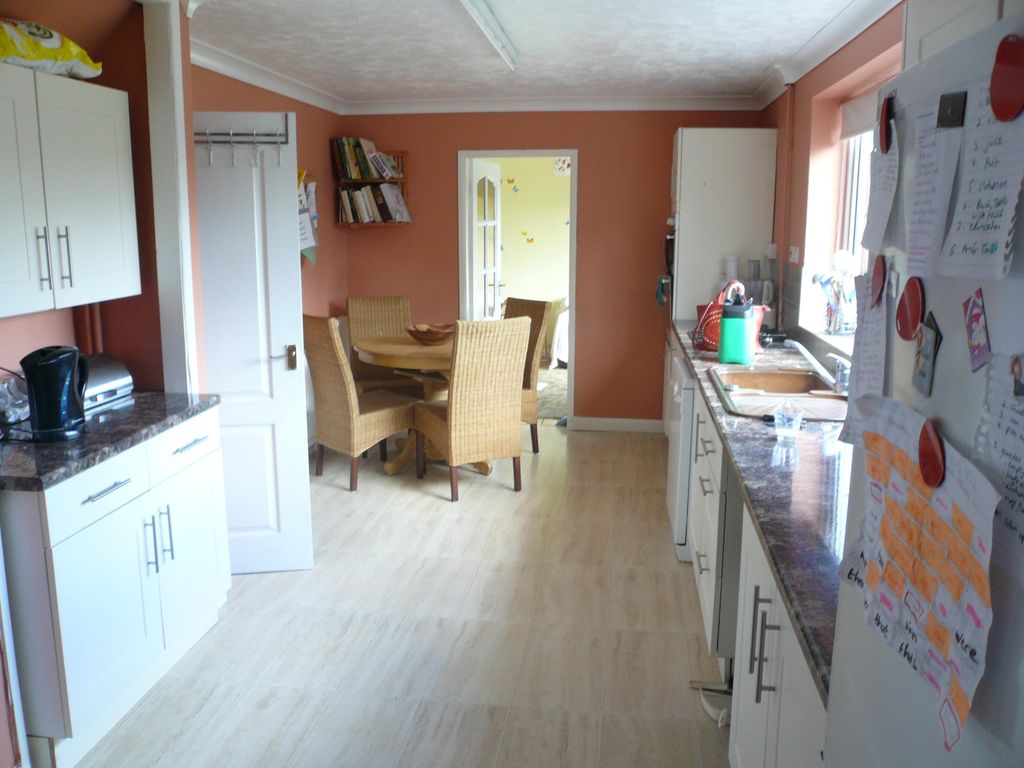Property photo 3 of 6 Kitchen