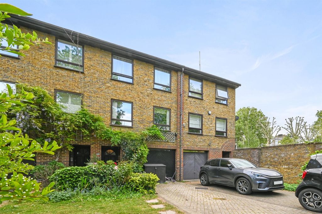 Property photo 1 of 13 Ahbw -  Abinger Mews - External34 (1).Jpg