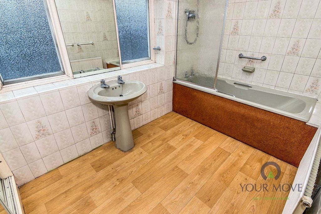 Property photo 2 of 7 Bathroom