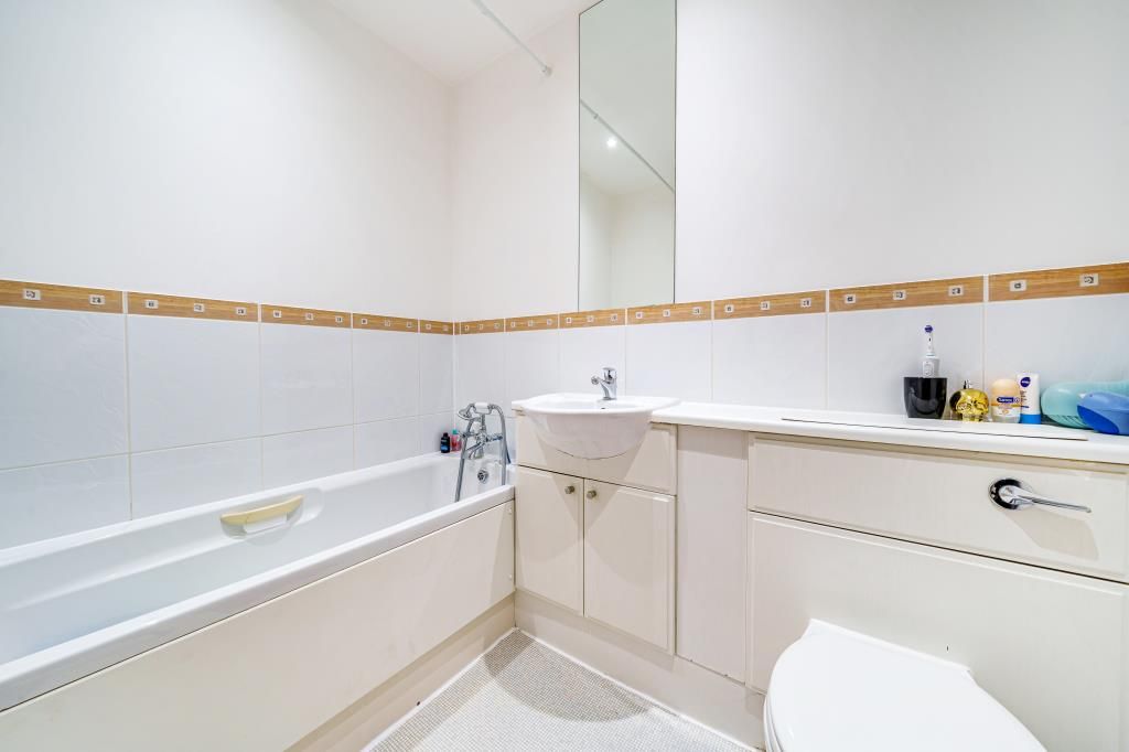 Property photo 3 of 10 Bathroom