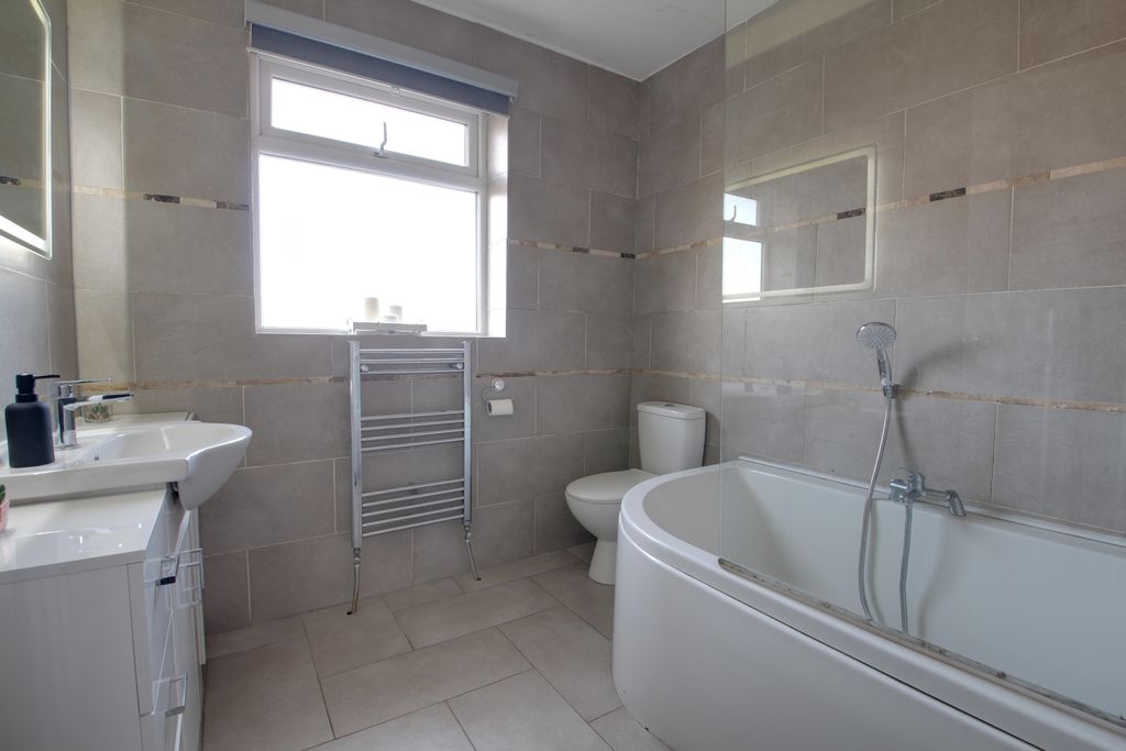 Property photo 3 of 16 Bathroom