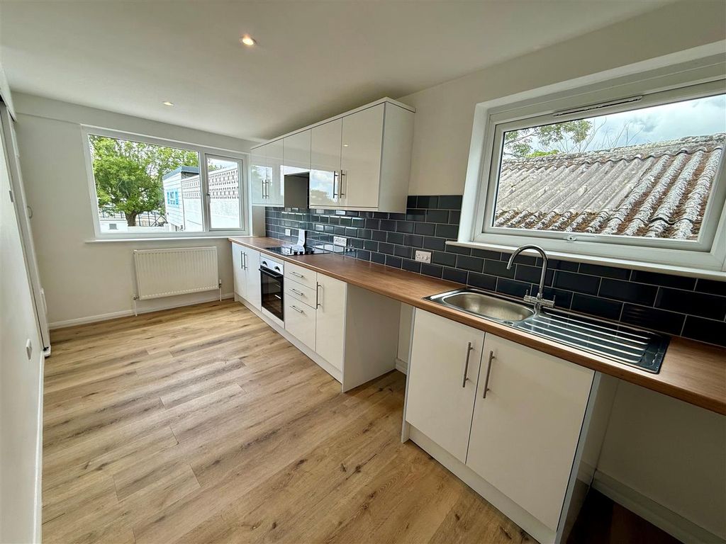 Property photo 1 of 8 Kitchen.Jpg