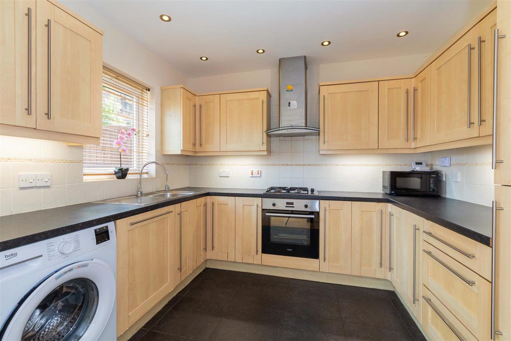 Property photo 3 of 15 7 Adelaide Close-8.Jpg
