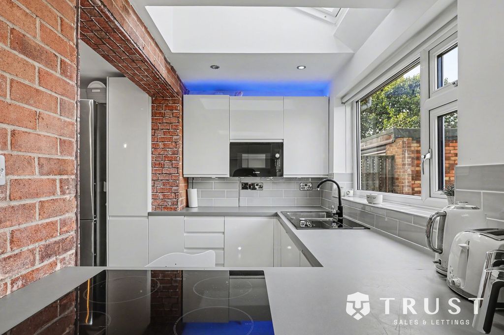 Property photo 3 of 44