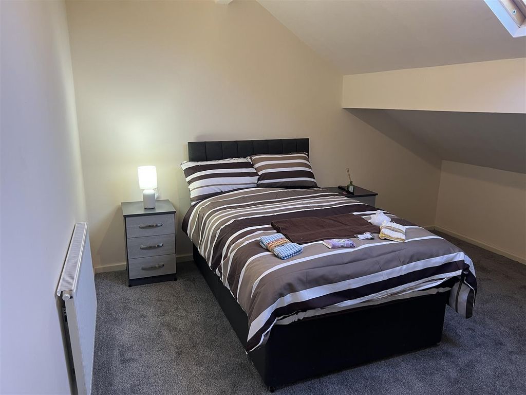 Property photo 1 of 18 Room 5