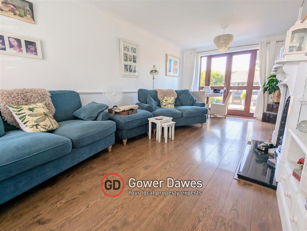 Property photo 3 of 16 Lounge