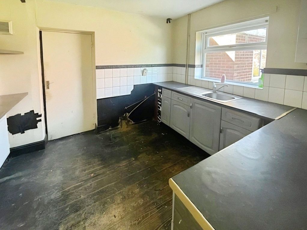 Property photo 3 of 10 Kitchen