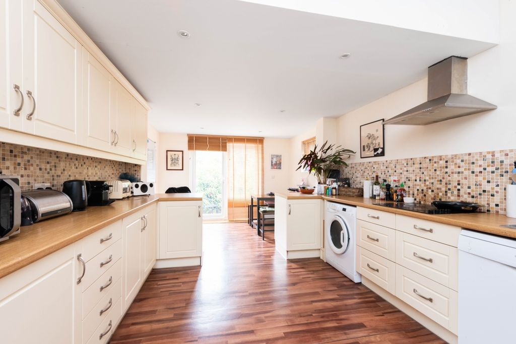 Property photo 1 of 16 86 Divinity Road High-4
