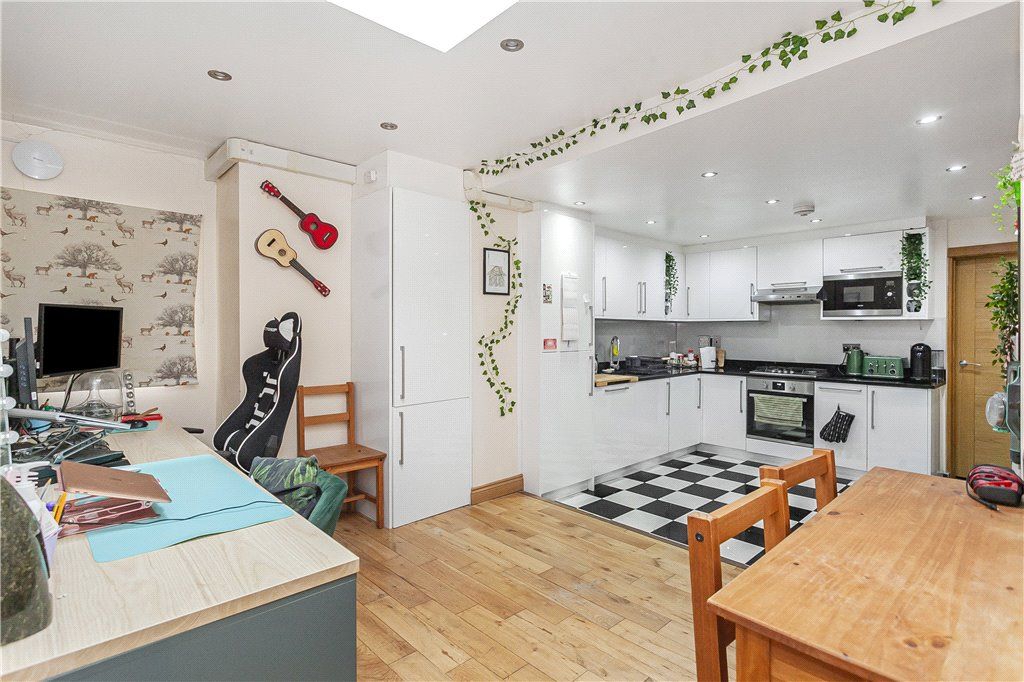 Property photo 2 of 9 Kitchen/Lounge