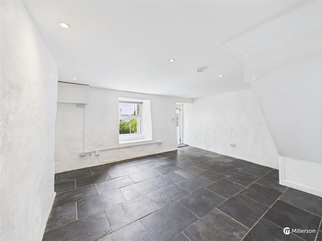 Property photo 3 of 21 Cam05426G0-Pr0034-Still003.Jpg