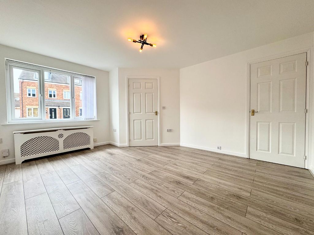 Property photo 3 of 13 Lounge