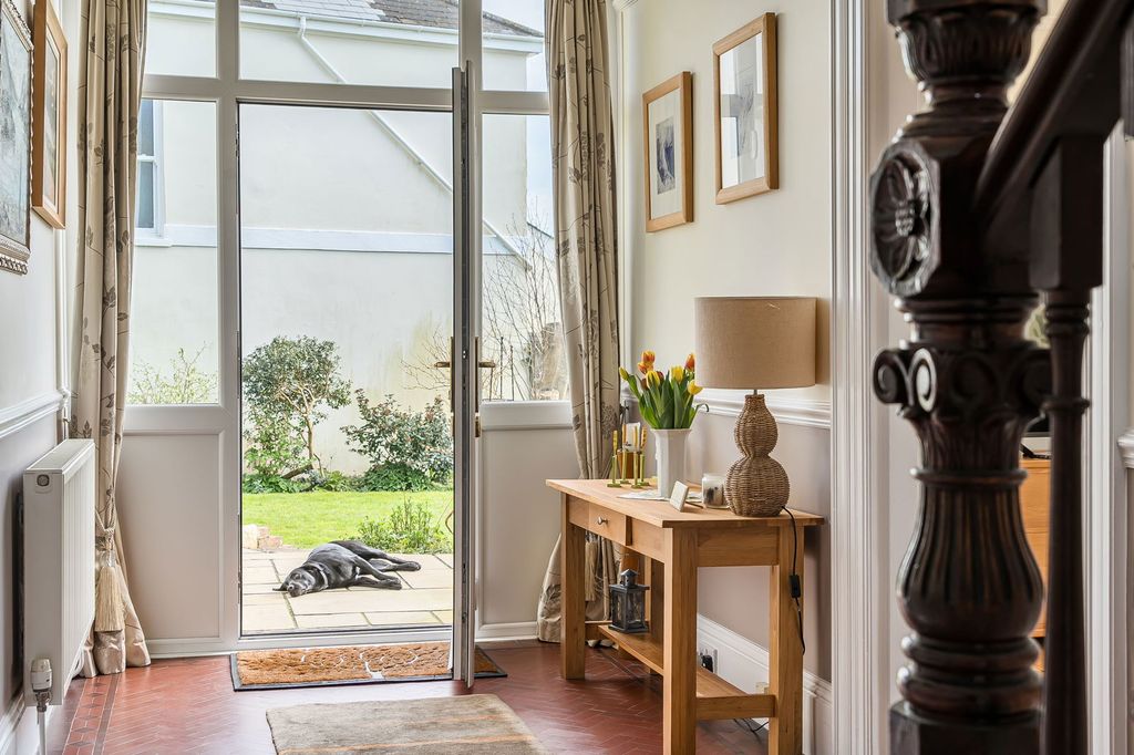 Property photo 2 of 28