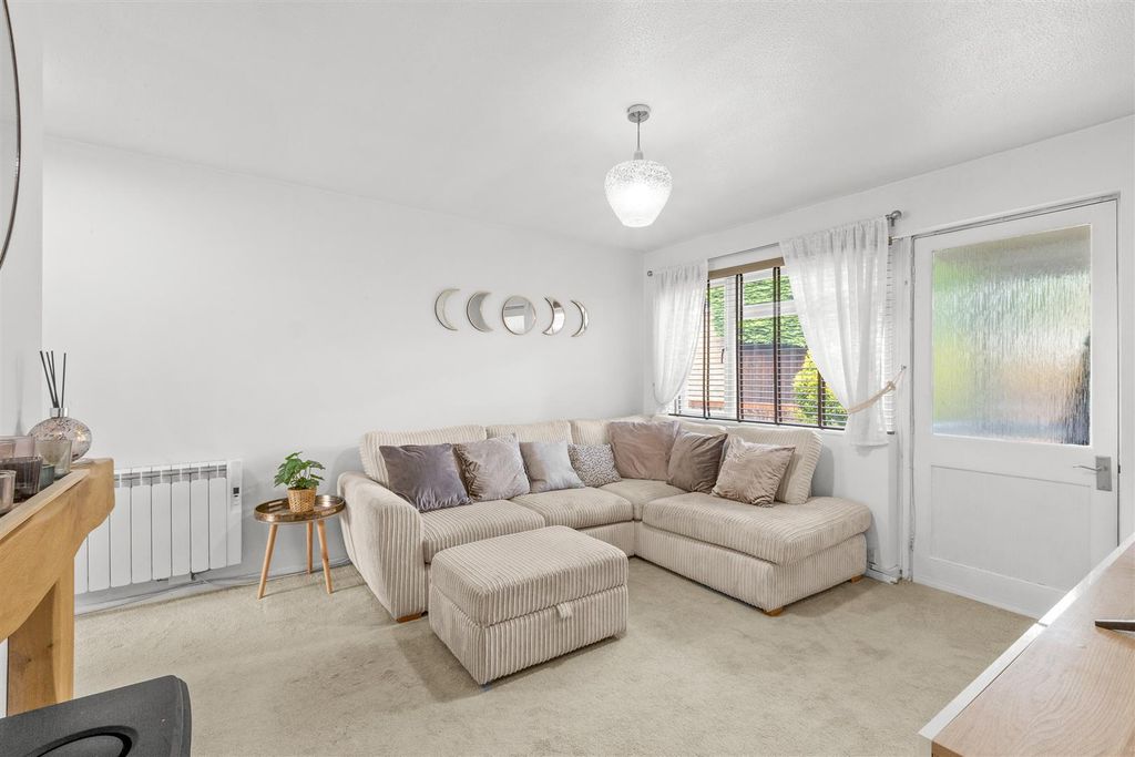 Property photo 2 of 13 93 Clearbrook Close, Hp13 7Bs-3.Jpg