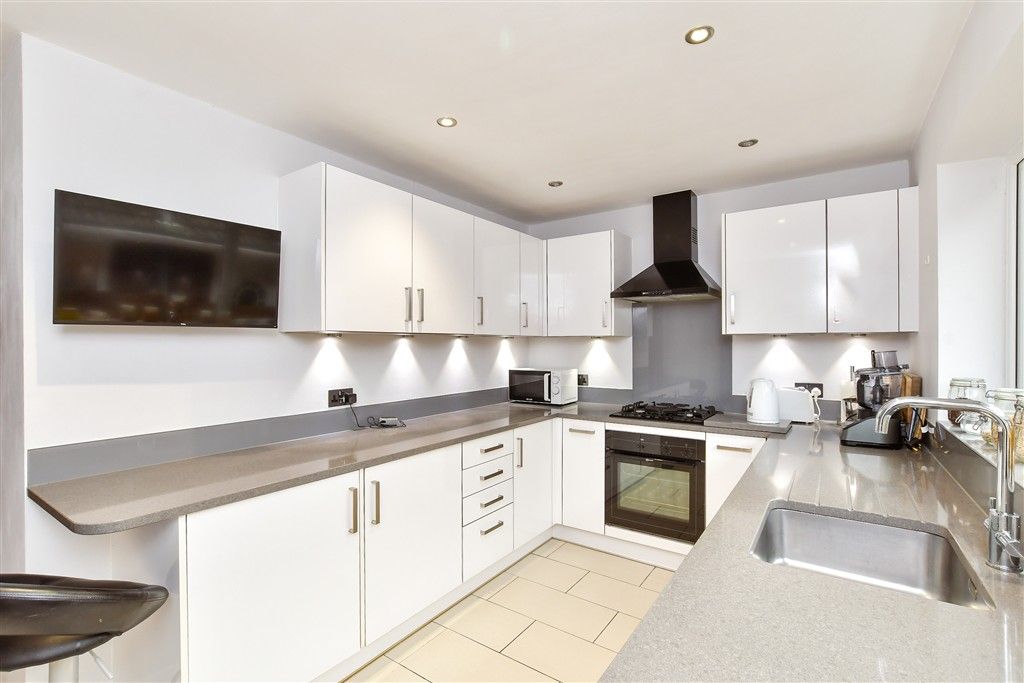 Property photo 3 of 11 Kitchen