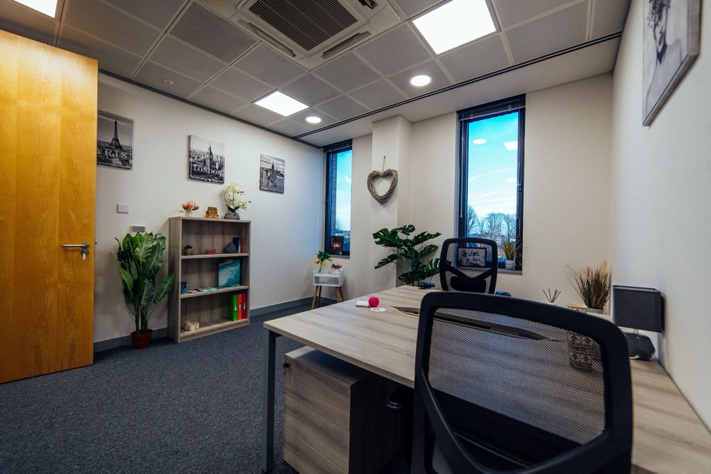 Property photo 2 of 9 Office