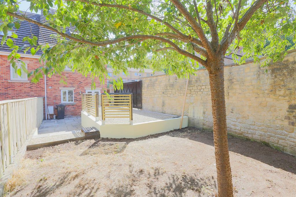 Property photo 2 of 20