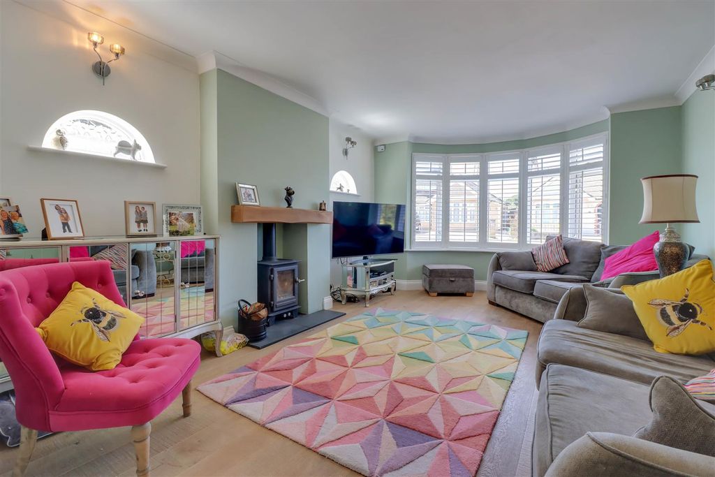 Property photo 3 of 17 18 Lilac Avenue-10.Jpg