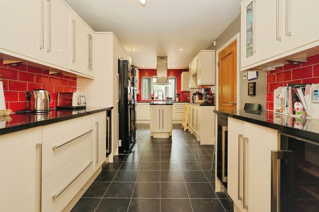 Property photo 3 of 23 Kitchen