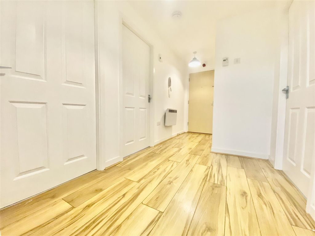 Property photo 2 of 9 2. Hallway.Jpg