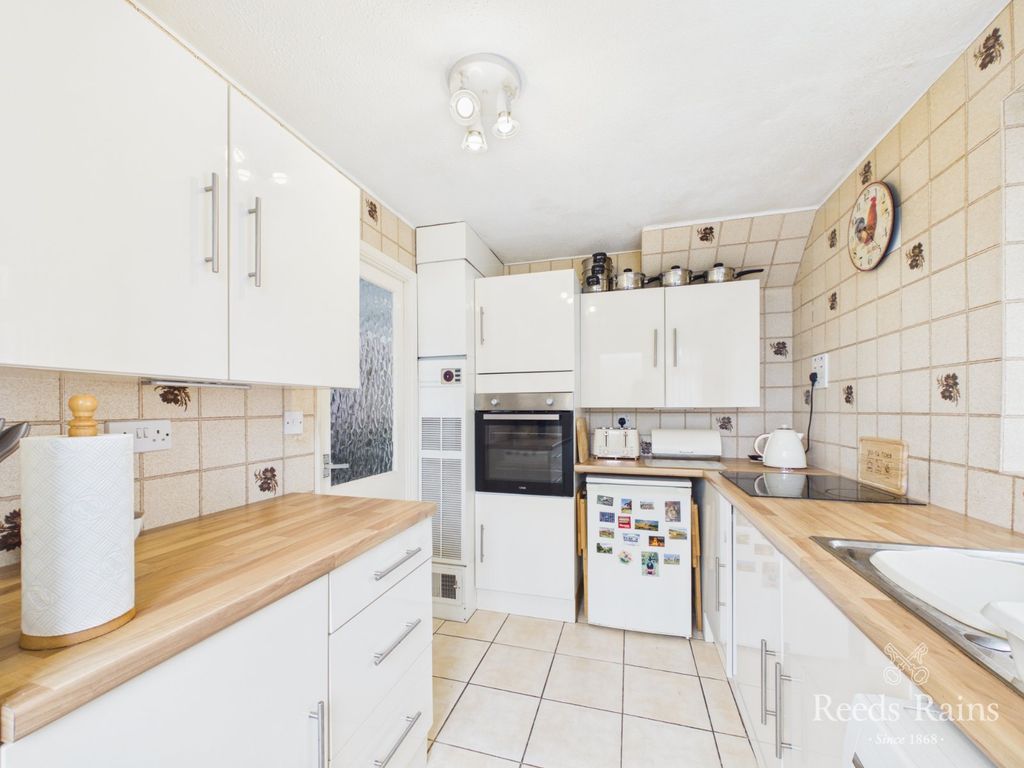 Property photo 3 of 17 Kitchen