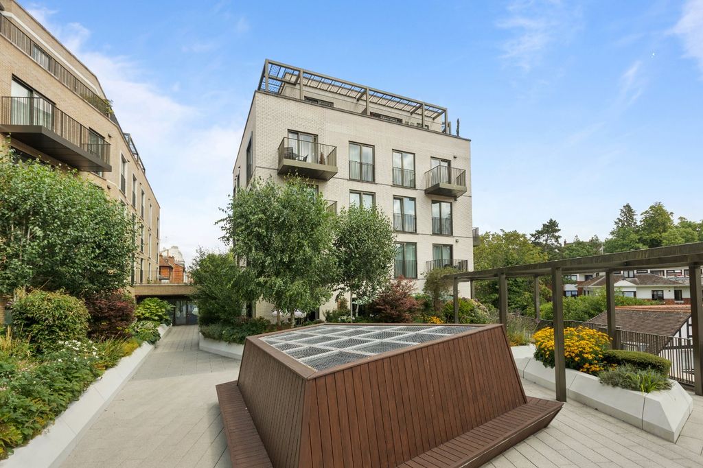 Property photo 1 of 15 Communal Gardens