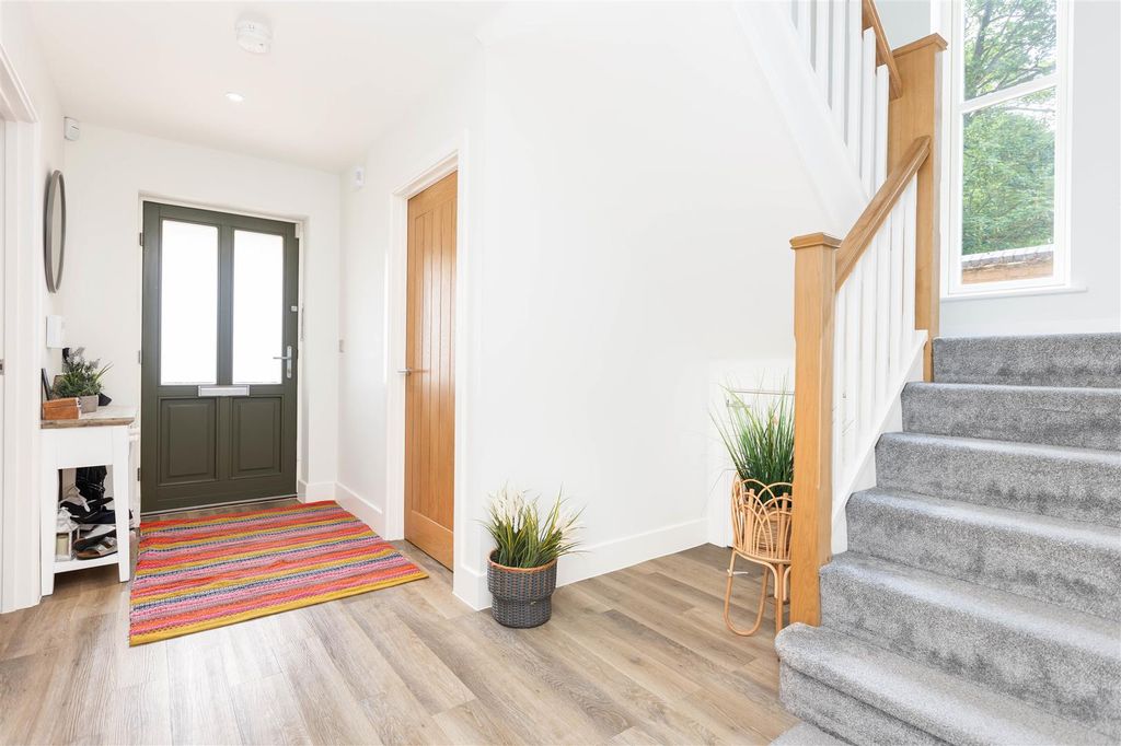 Property photo 3 of 20 Entrance Hallway