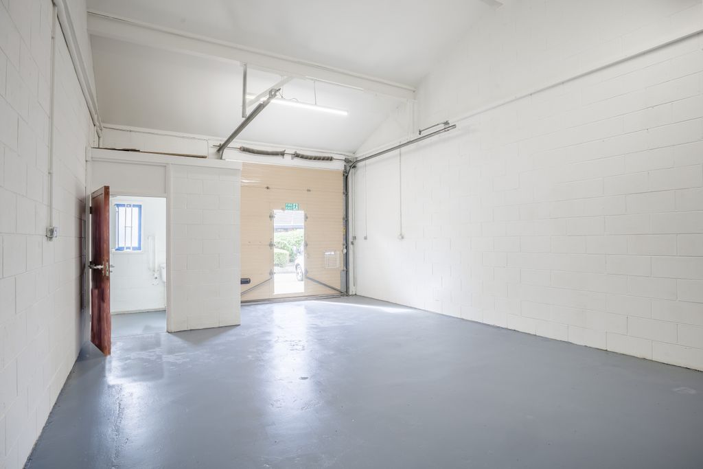 Property photo 3 of 12 8693902-Interior05-800