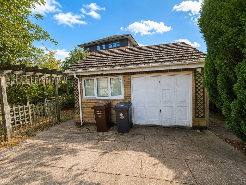Property photo 2 of 16 Garage