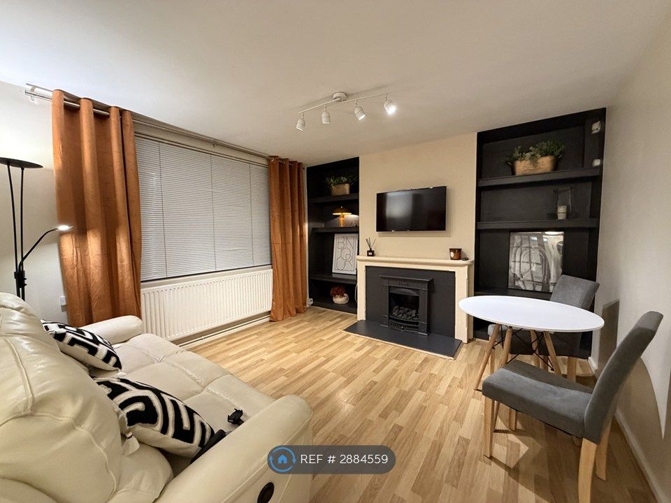 Property photo 1 of 11 Living Room