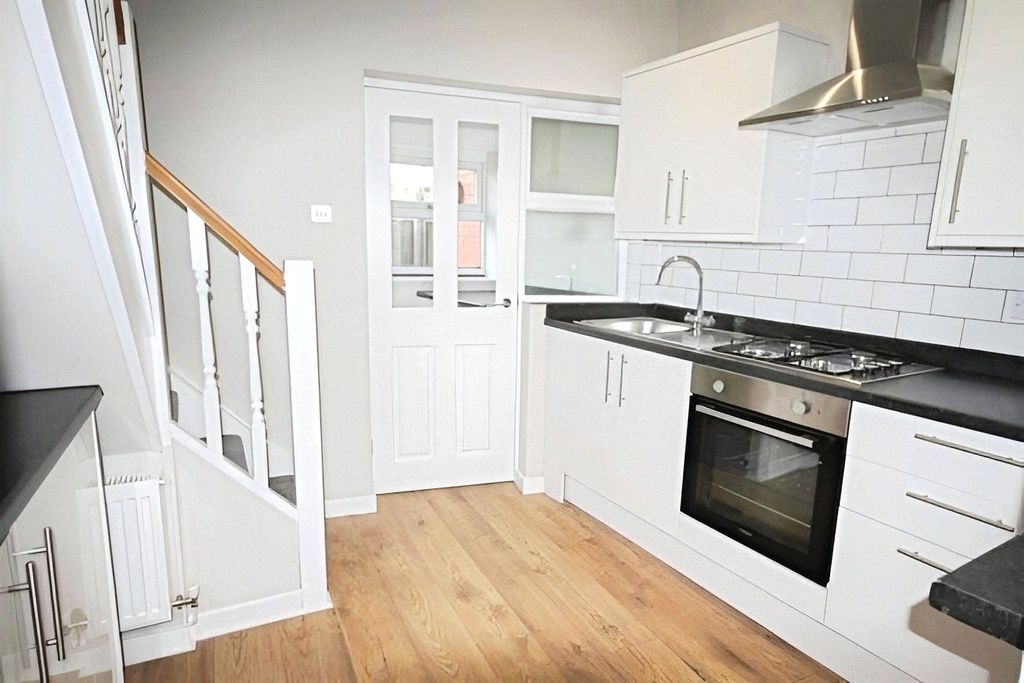 Property photo 3 of 8 Kitchen