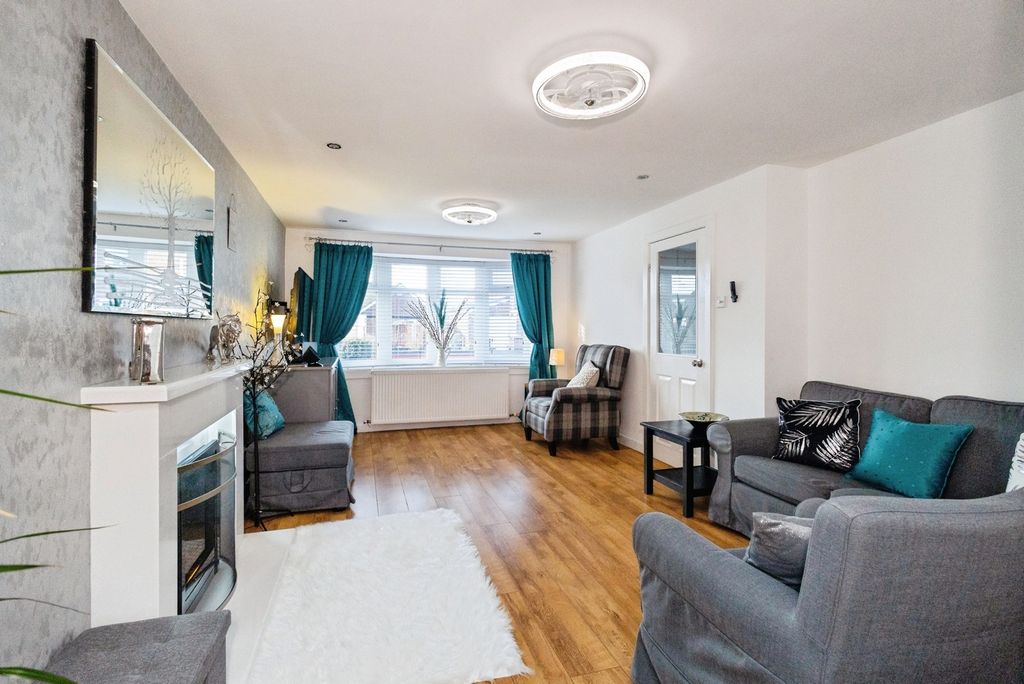 Property photo 2 of 19 Lounge