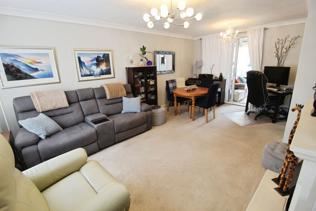 Property photo 3 of 15 Lounge