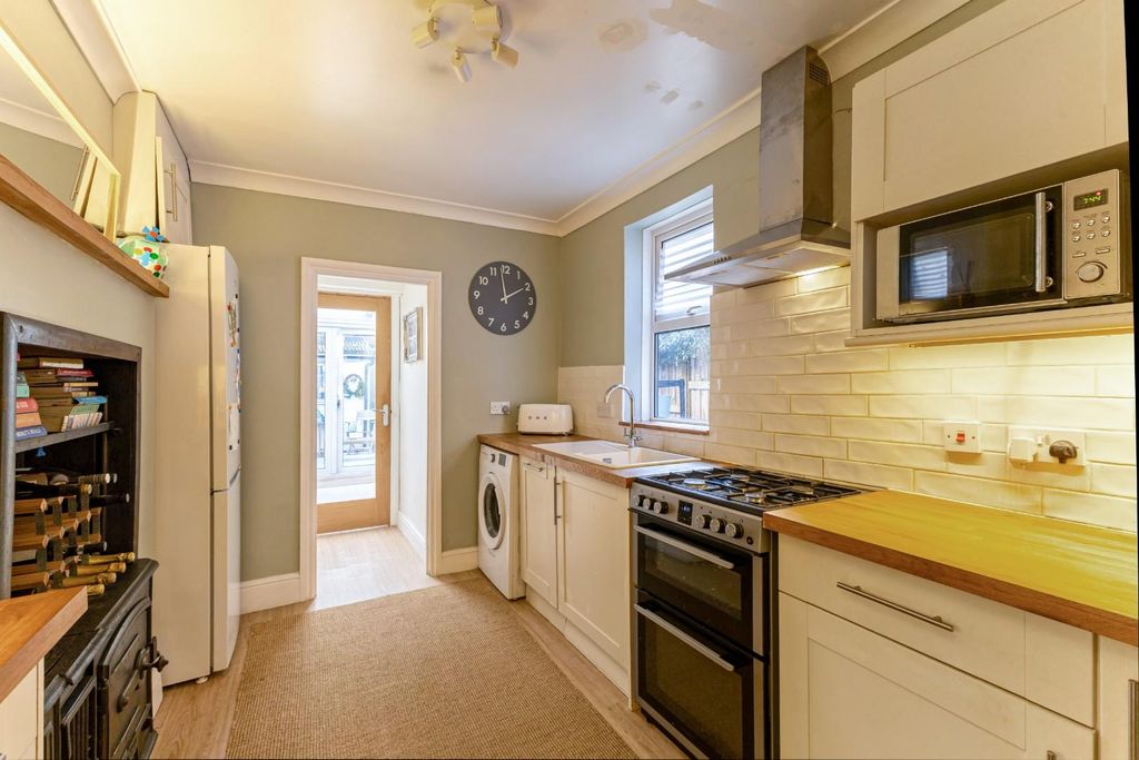 Property photo 3 of 21 5 Harnham Road Kitchen