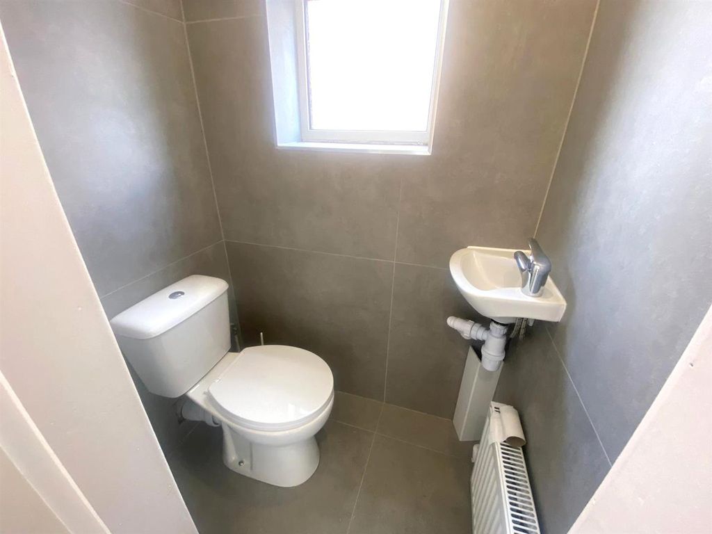 Property photo 3 of 18 Downstairs WC.Jpeg