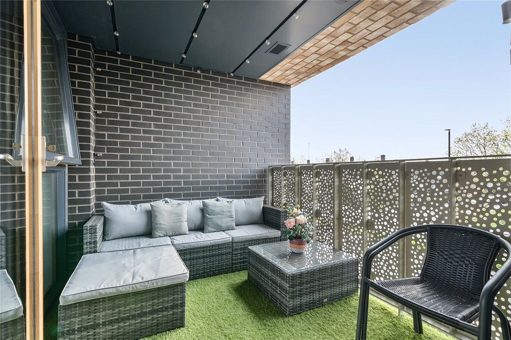 Property photo 2 of 18 Balcony