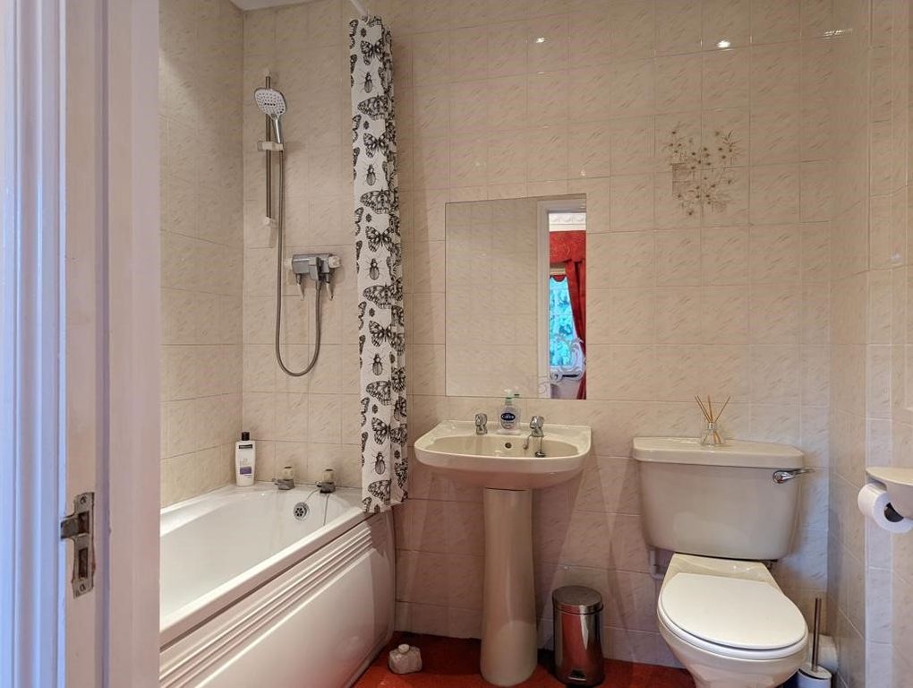 Property photo 3 of 18 Bathroom