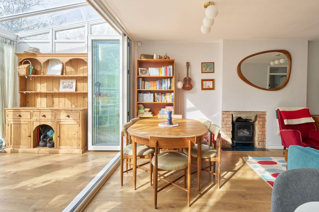 Property photo 2 of 20 Benfleet Court E8