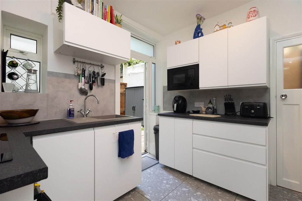 Property photo 3 of 23 Kitchen